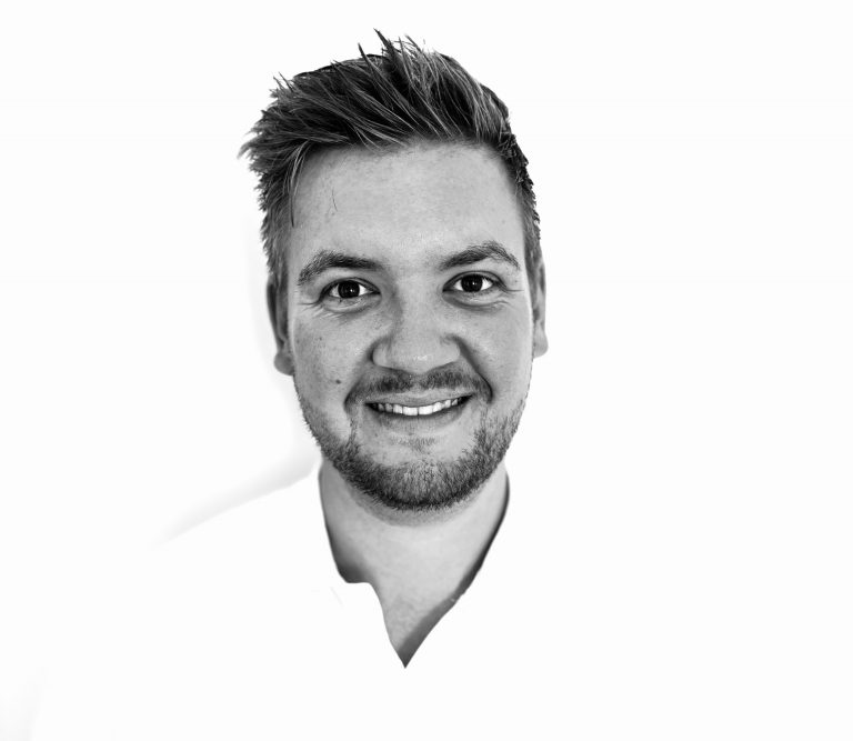 Tom Ochsenfort, Elektromeister und Geschäftsführer von Elektrowerk Dollinger in Friedberg, Bayern, bietet innovative Elektroinstallationen und smarte Lösungen für Ihre Projekte.